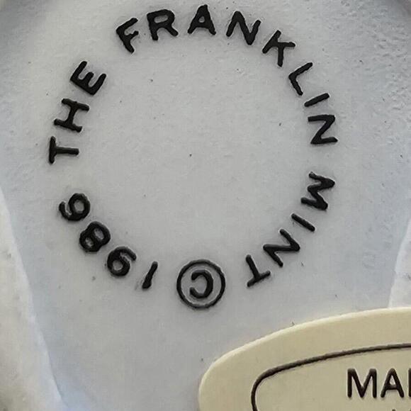 The Franklin Mint Curio Cabinet Collection 1986 Delft Blue & White Porcelain Cat - Picture 6 of 6